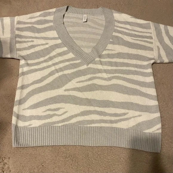 Anthropologie Varley Calvert Striped Oversized V-Neck Sweater Gray Zebra Size M - Picture 3 of 11